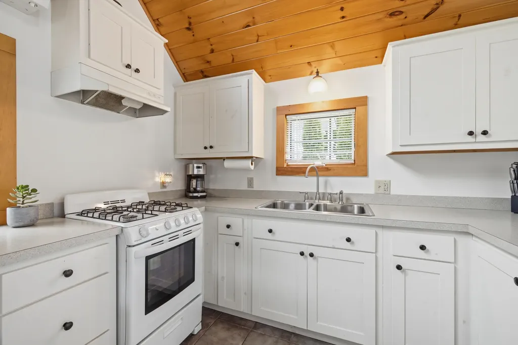 12 South Main Street Kennebunkport ME 04046