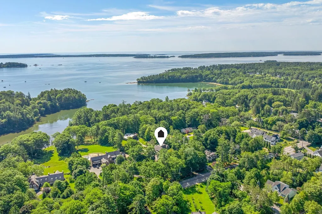 109 Foreside Road Falmouth ME 04105