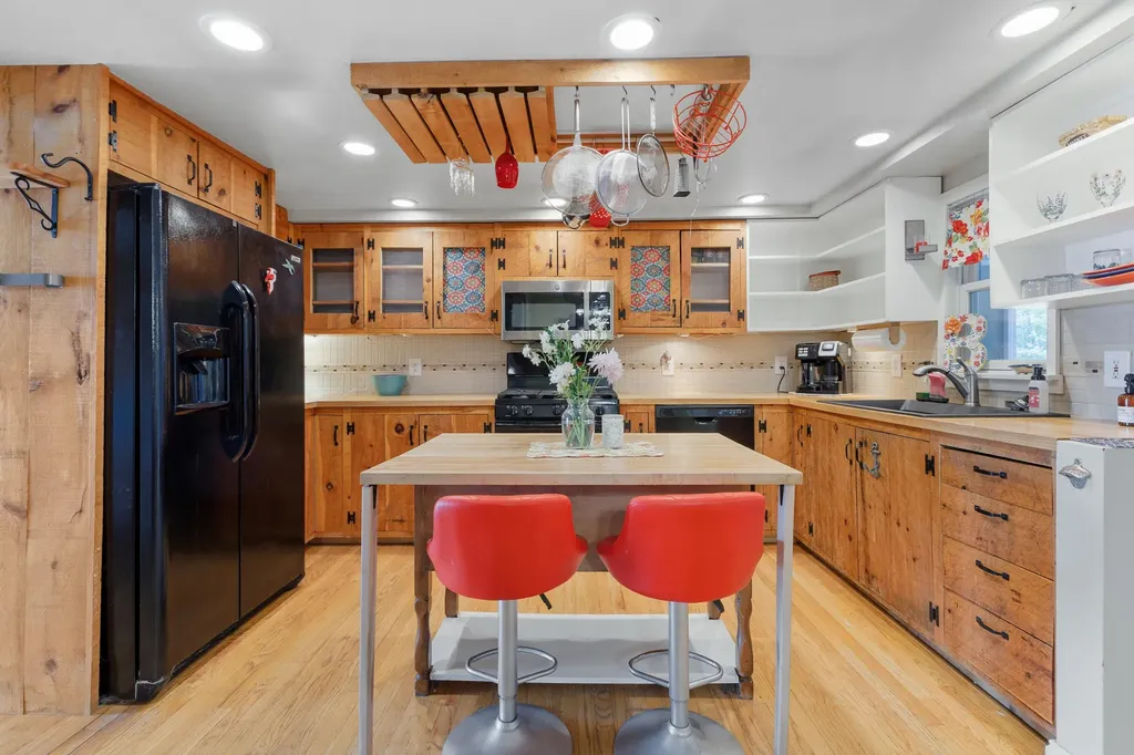 1069 Newbury Neck Road Surry ME 04684