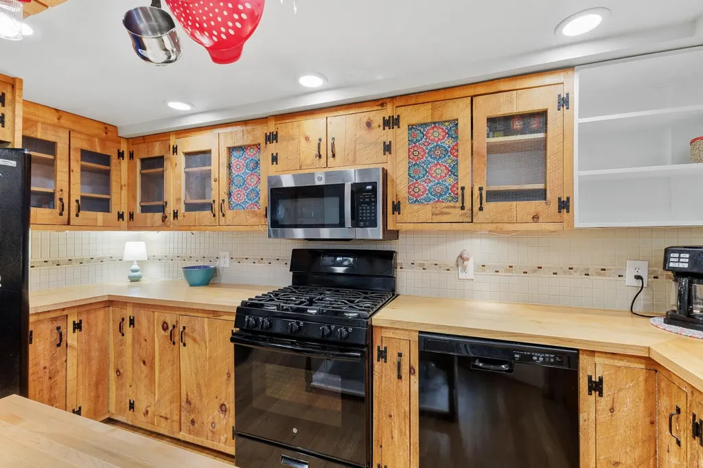 1069 Newbury Neck Road Surry ME 04684
