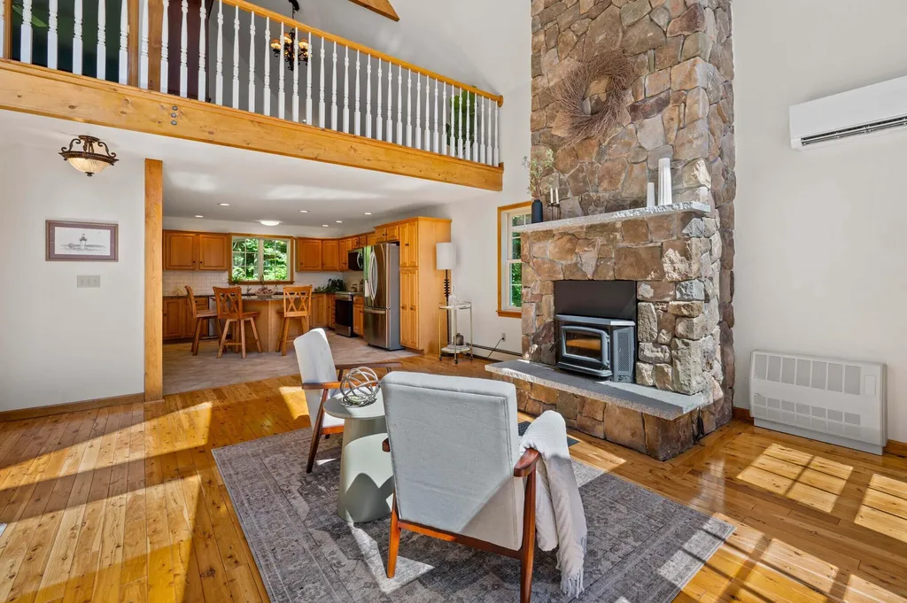 43 Hoyt Drive Monmouth ME 04259