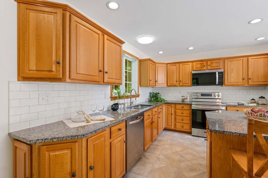 43 Hoyt Drive Monmouth ME 04259