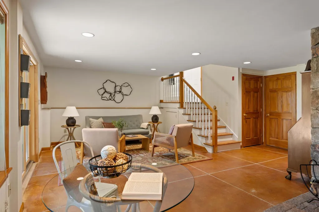 43 Hoyt Drive Monmouth ME 04259