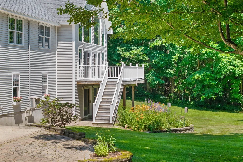43 Hoyt Drive Monmouth ME 04259