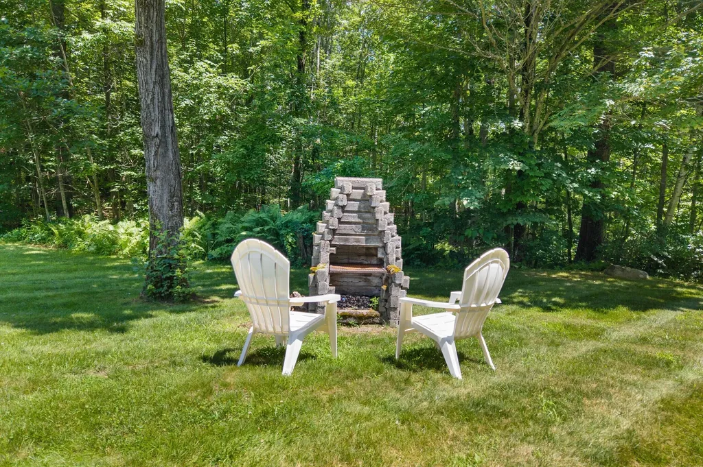 43 Hoyt Drive Monmouth ME 04259