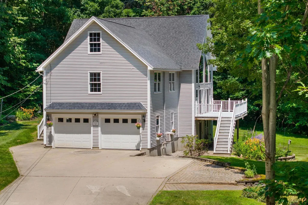 43 Hoyt Drive Monmouth ME 04259