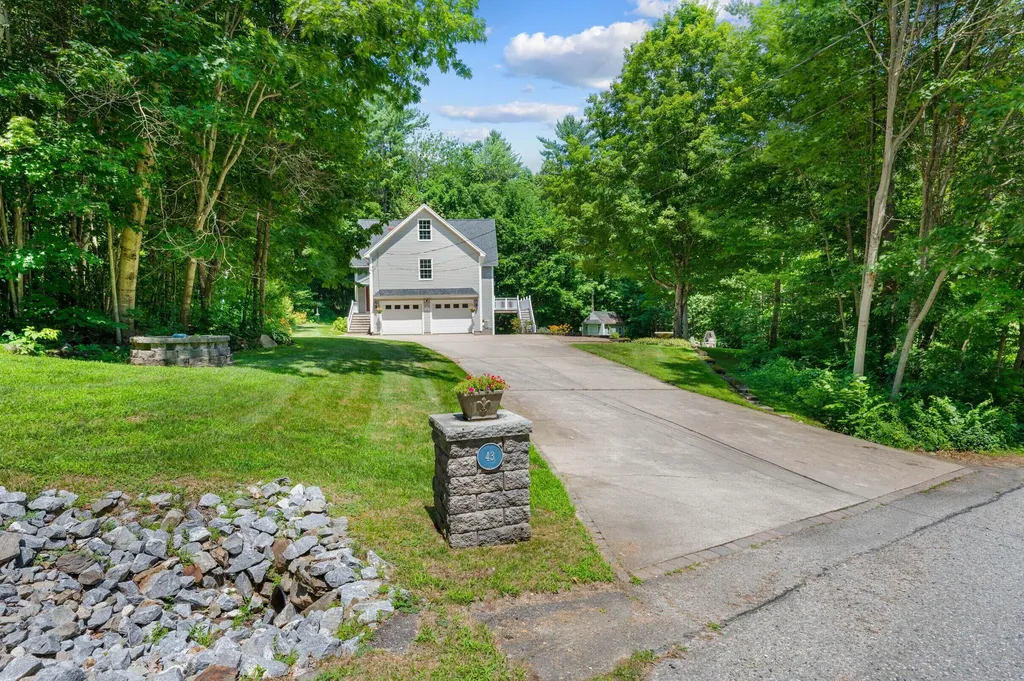 43 Hoyt Drive Monmouth ME 04259