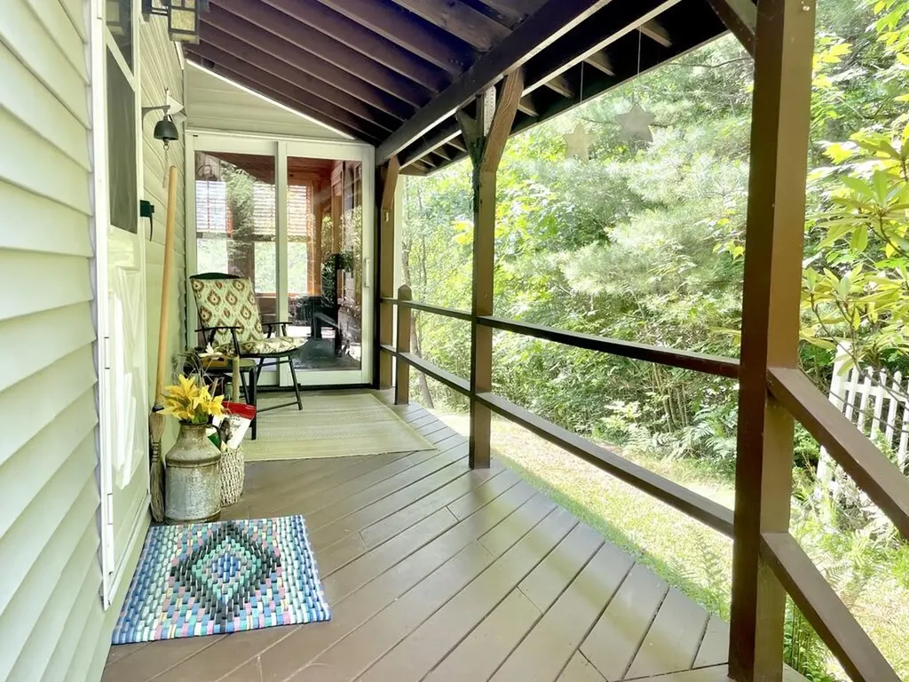 27 Meadow Lark Lane Lincolnville ME 04849