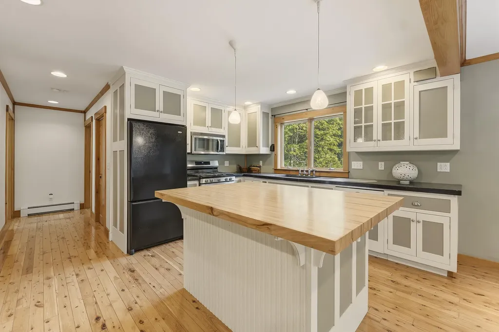 61 Abrams Lane Poland ME 04274