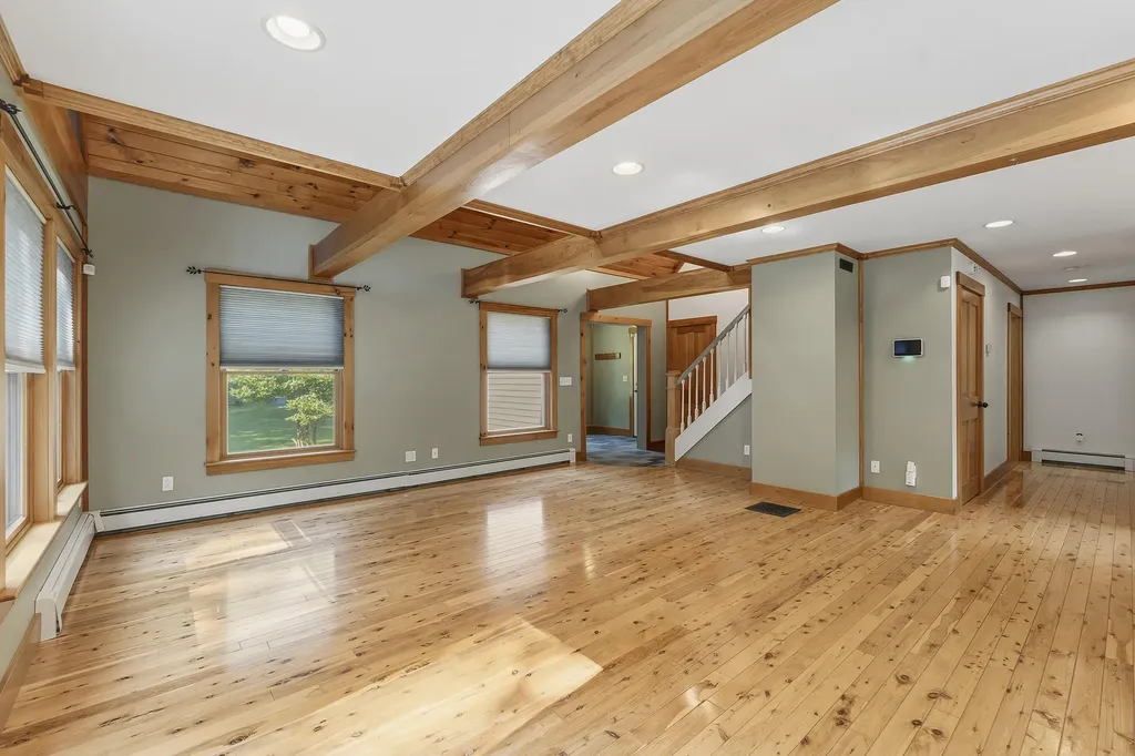 61 Abrams Lane Poland ME 04274