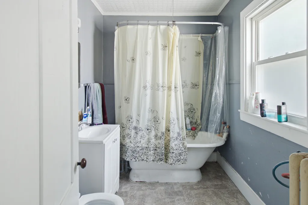 82 Hampshire Street Auburn ME 04210