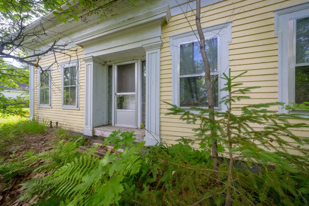 19 Newbury Neck Road Surry ME 04684