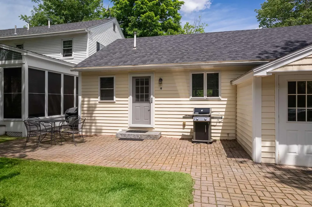 18 Woodside Meadow Road York ME 03909