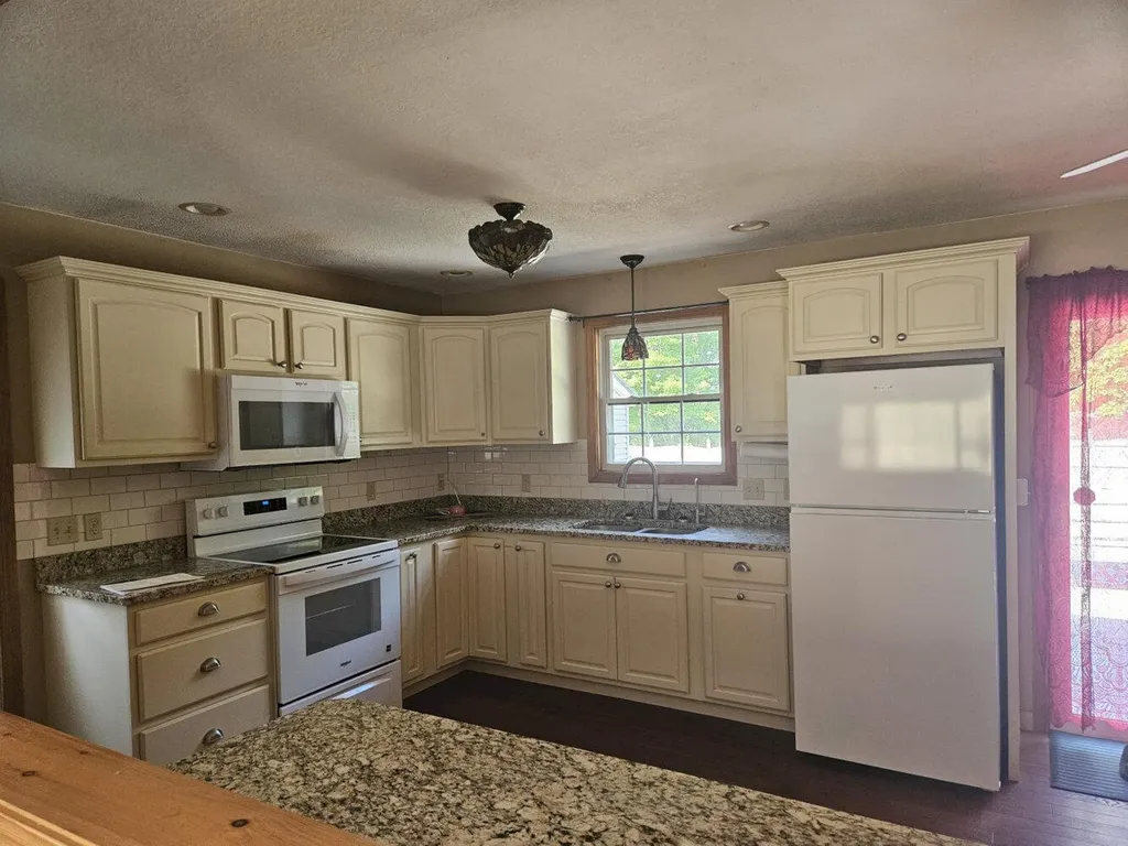 1029 E River Road Skowhegan ME 04976