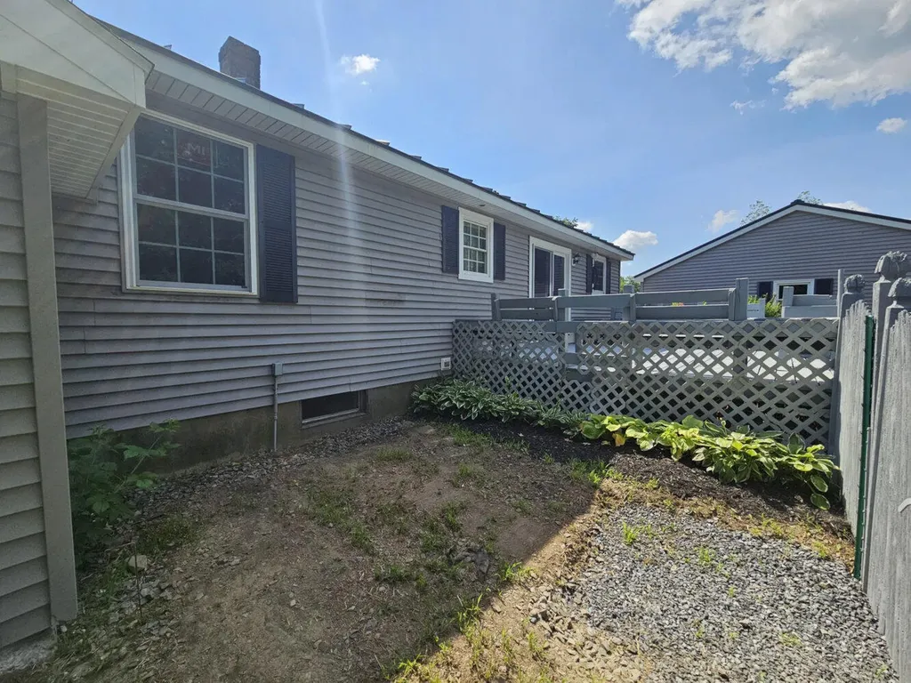 1029 E River Road Skowhegan ME 04976