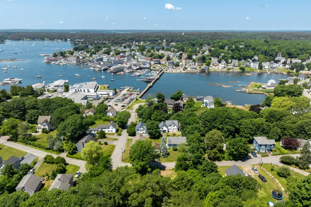 25 Campbell Street Boothbay Harbor ME 04538