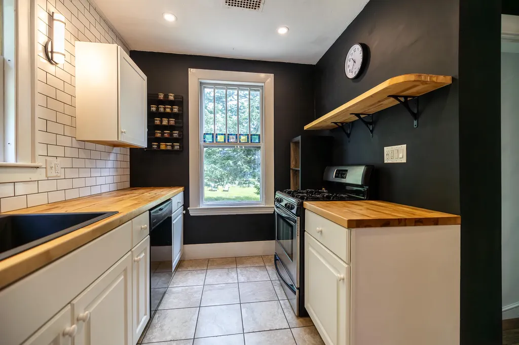 20 Fairlawn Avenue Lewiston ME 04240