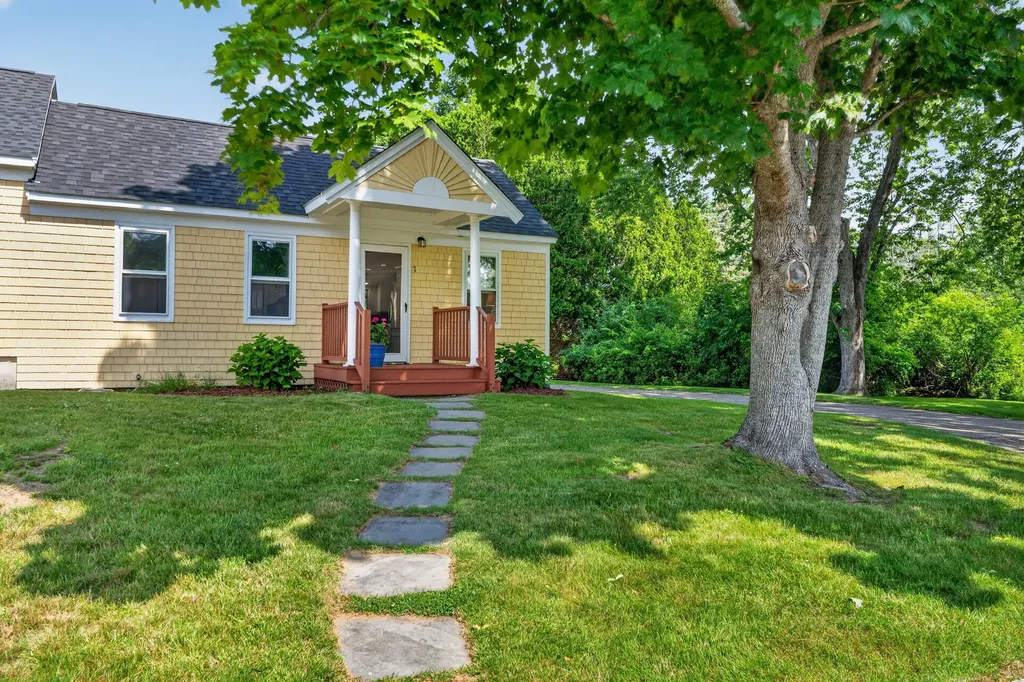 17 Woodside Meadow Road York ME 03909