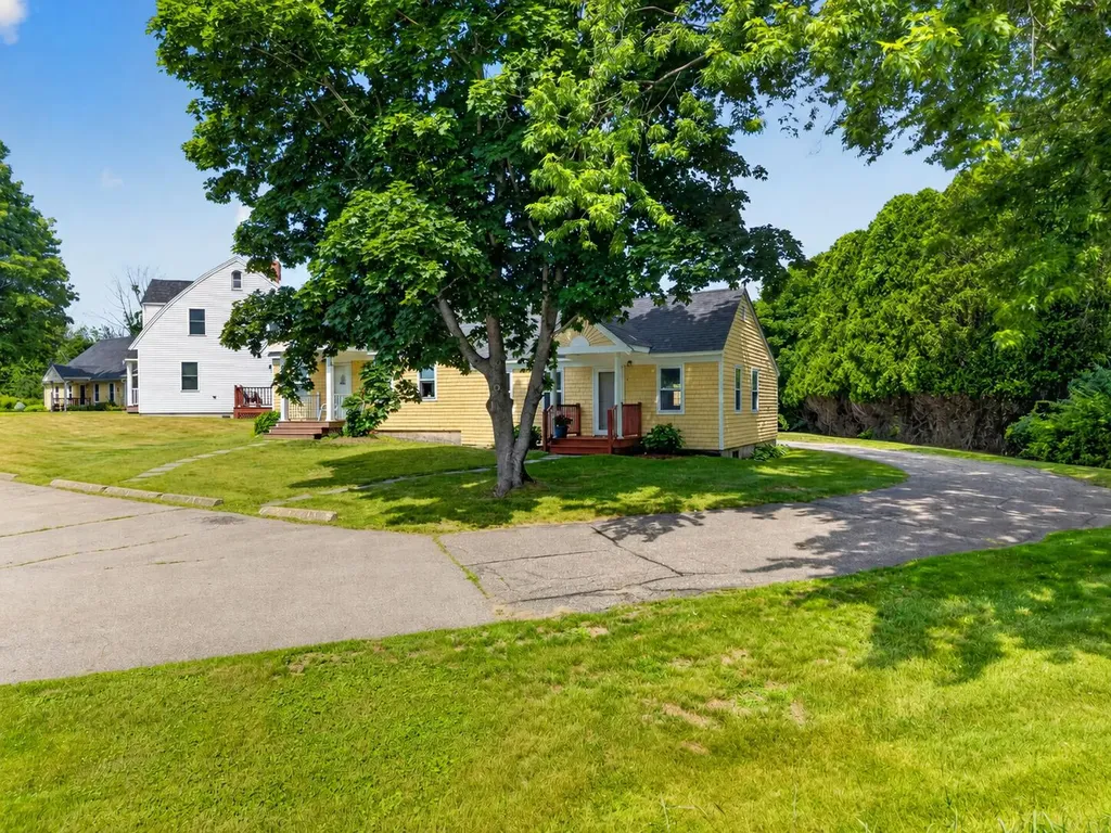 17 Woodside Meadow Road York ME 03909