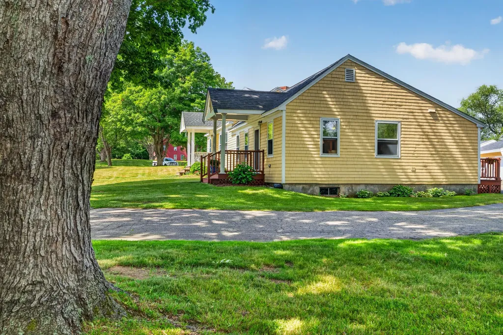 17 Woodside Meadow Road York ME 03909