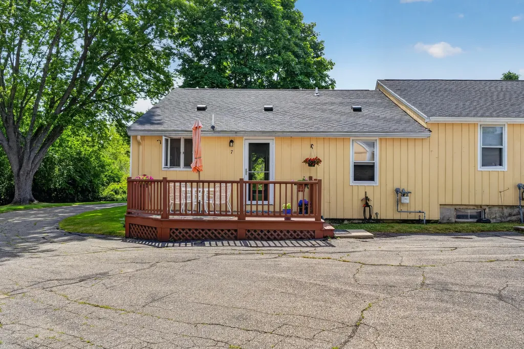 17 Woodside Meadow Road York ME 03909