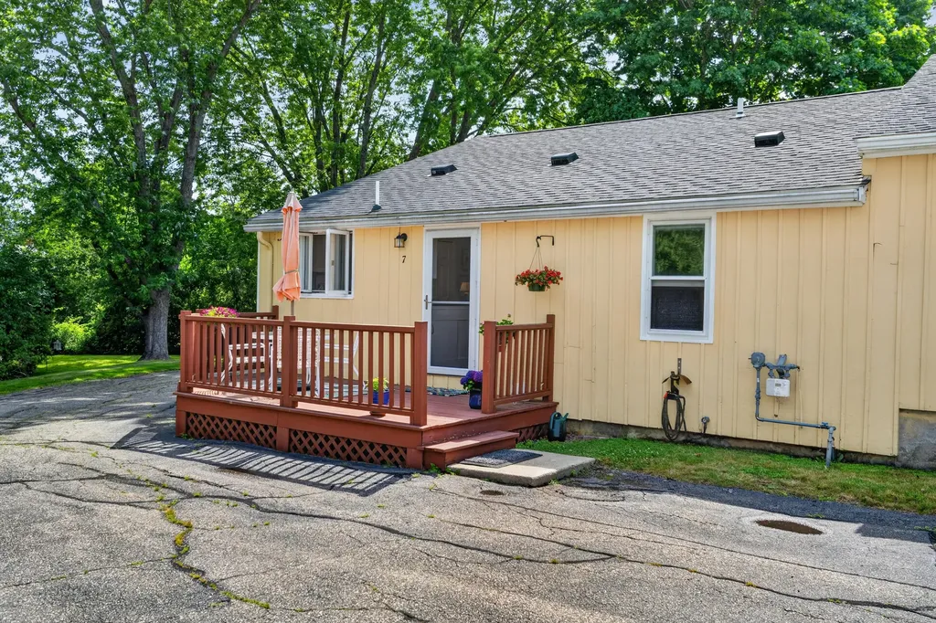 17 Woodside Meadow Road York ME 03909
