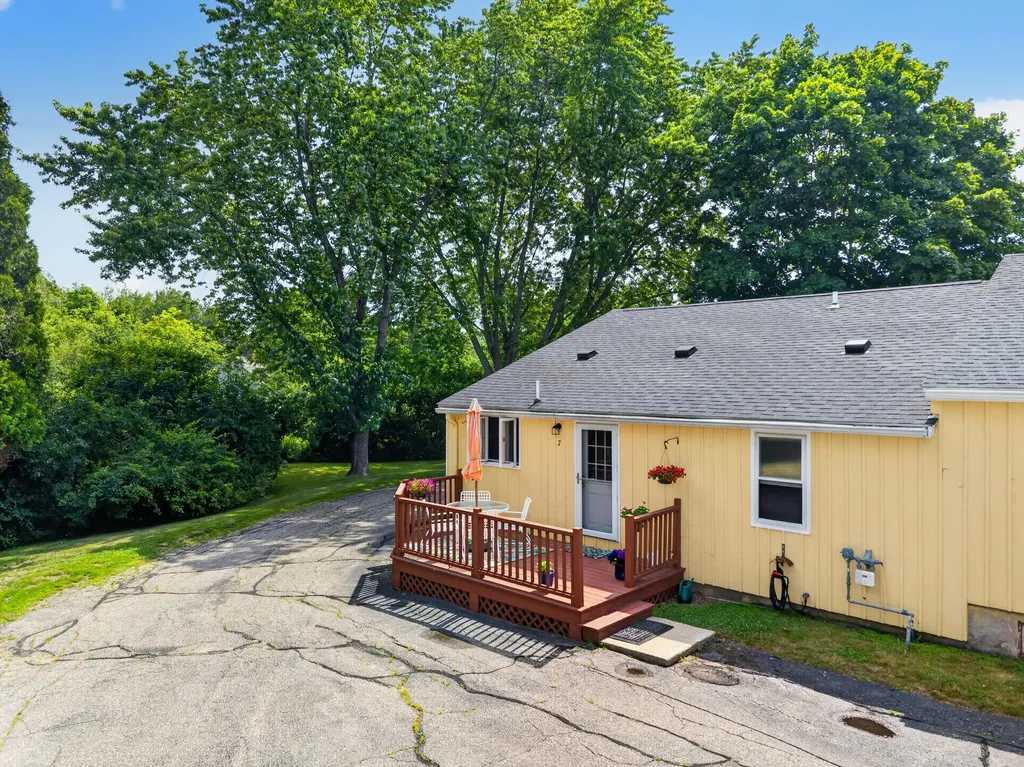 17 Woodside Meadow Road York ME 03909