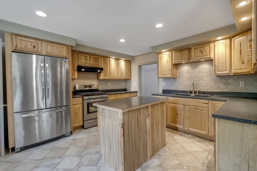 142 River Road Bowdoinham ME 04008