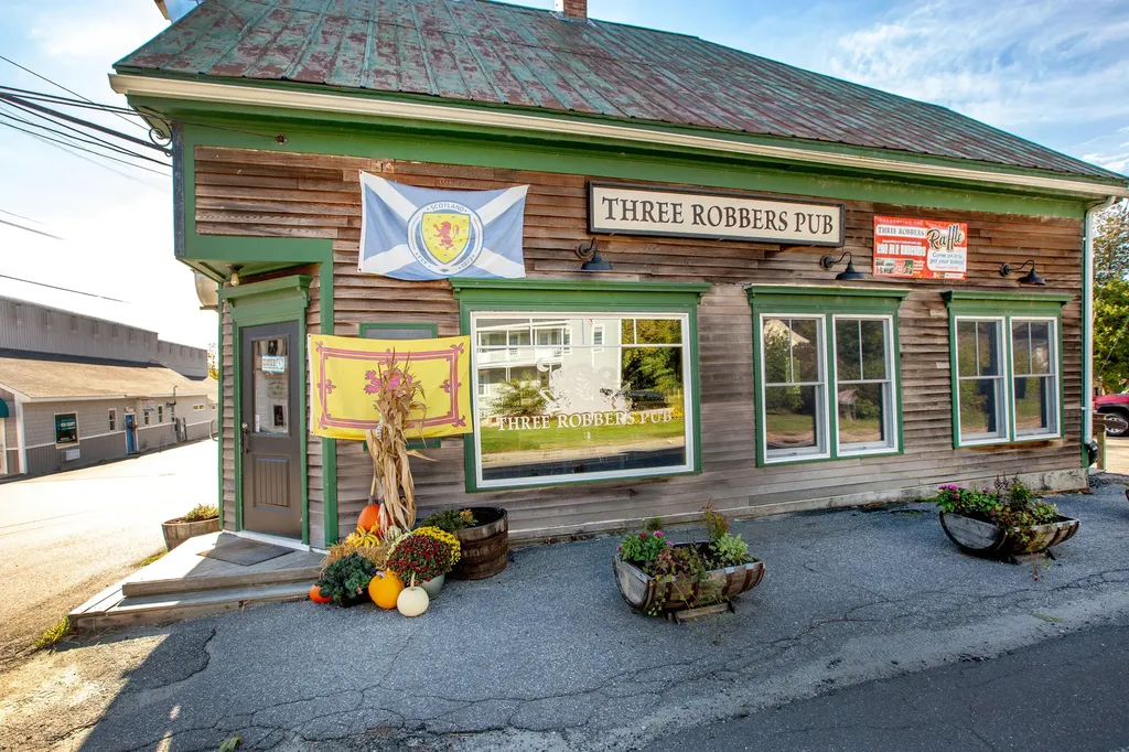 142 River Road Bowdoinham ME 04008