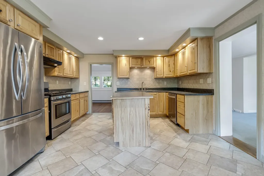 142 River Road Bowdoinham ME 04008