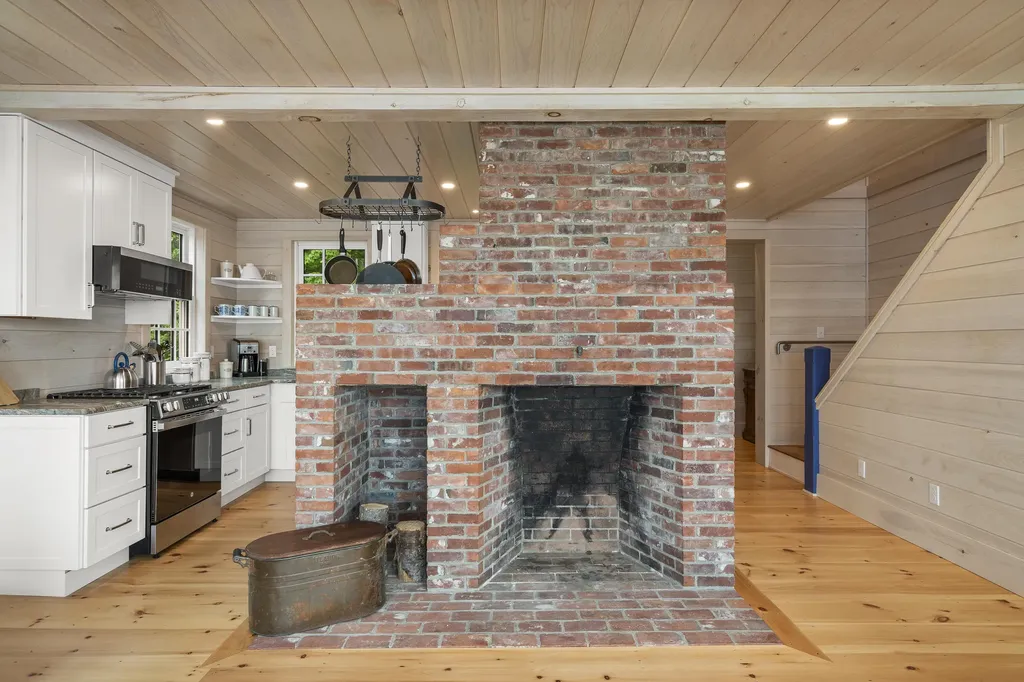 54 Mcfarland Shore Road Bristol ME 04554