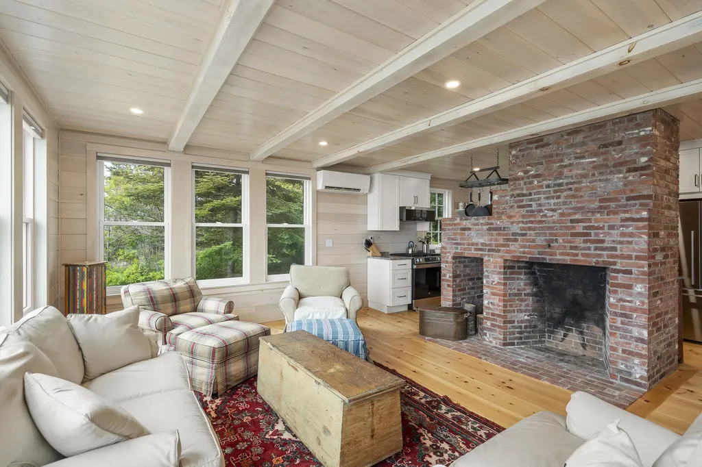 54 Mcfarland Shore Road Bristol ME 04554
