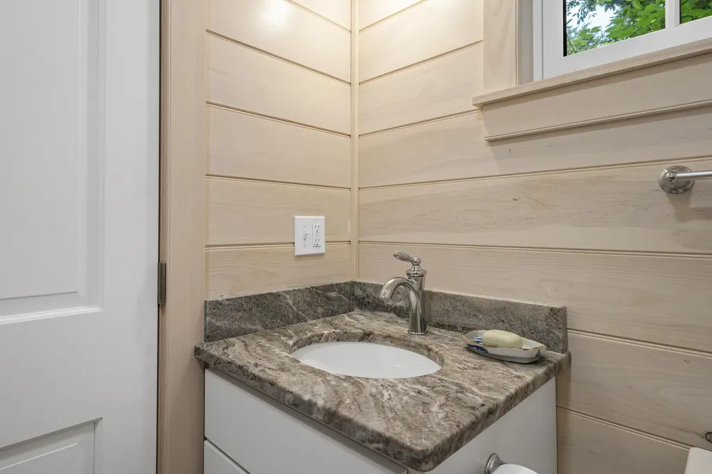 54 Mcfarland Shore Road Bristol ME 04554