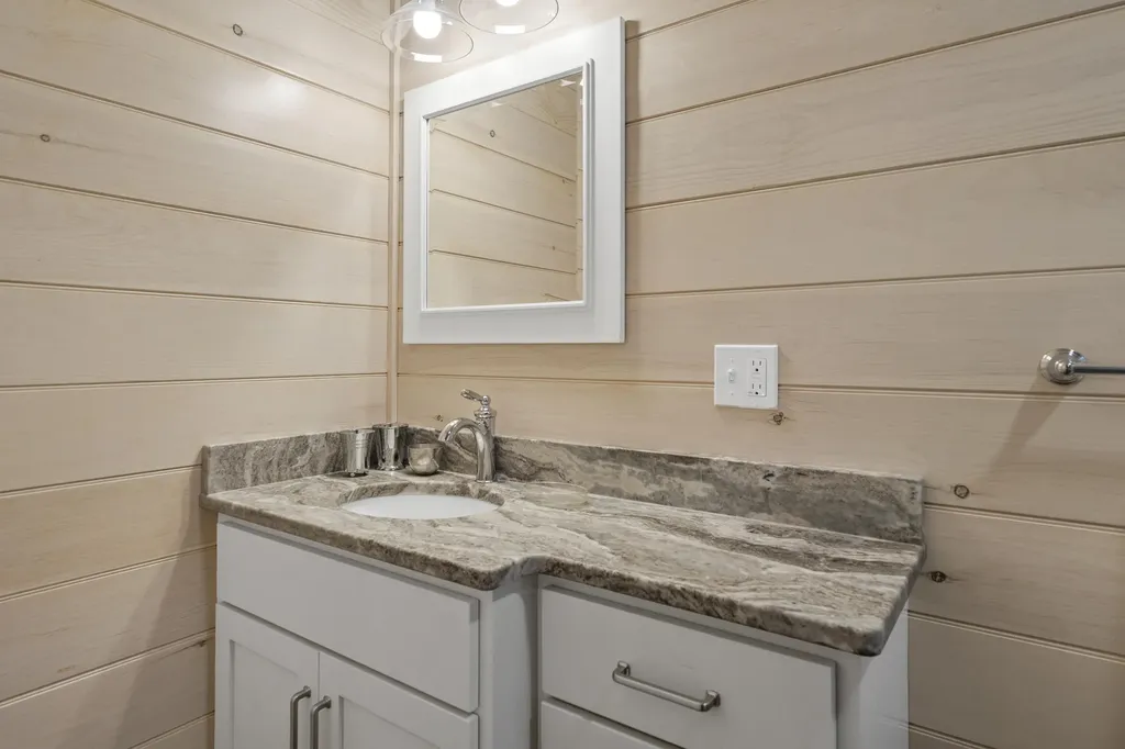 54 Mcfarland Shore Road Bristol ME 04554