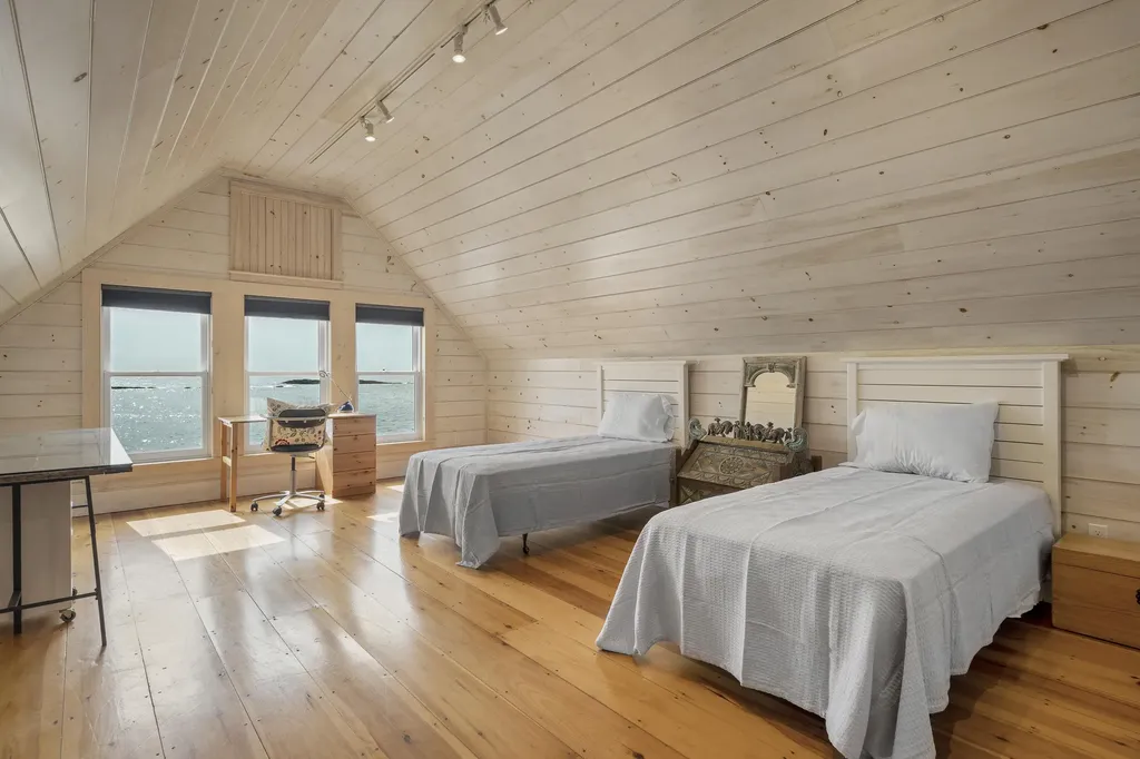 54 Mcfarland Shore Road Bristol ME 04554