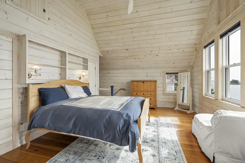 54 Mcfarland Shore Road Bristol ME 04554