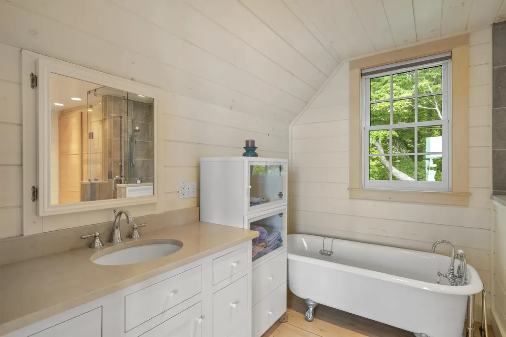 54 Mcfarland Shore Road Bristol ME 04554
