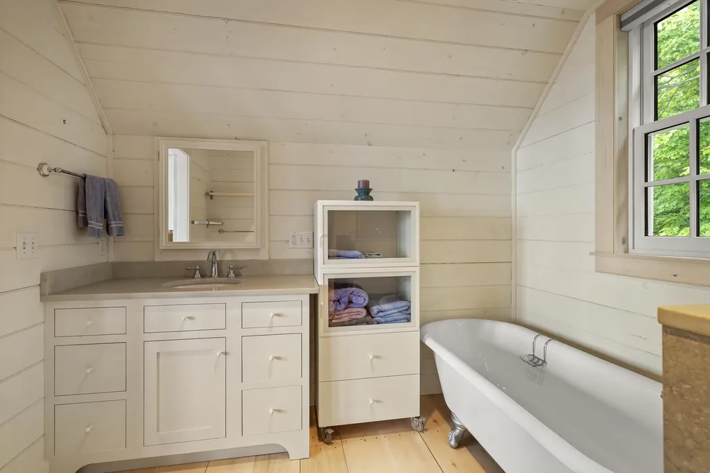 54 Mcfarland Shore Road Bristol ME 04554