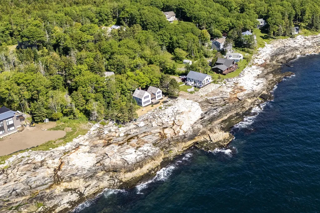 54 Mcfarland Shore Road Bristol ME 04554
