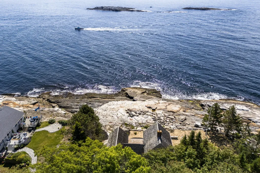 54 Mcfarland Shore Road Bristol ME 04554