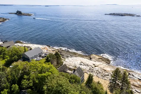 54 Mcfarland Shore Road Bristol ME 04554