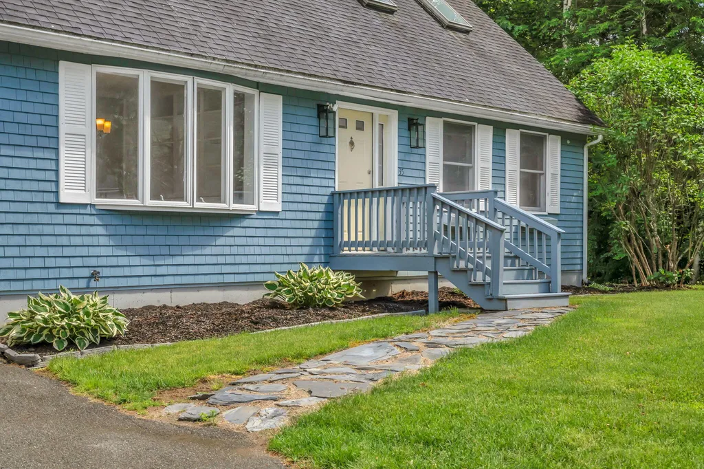 35 Beech Grove Avenue Glenburn ME 04401