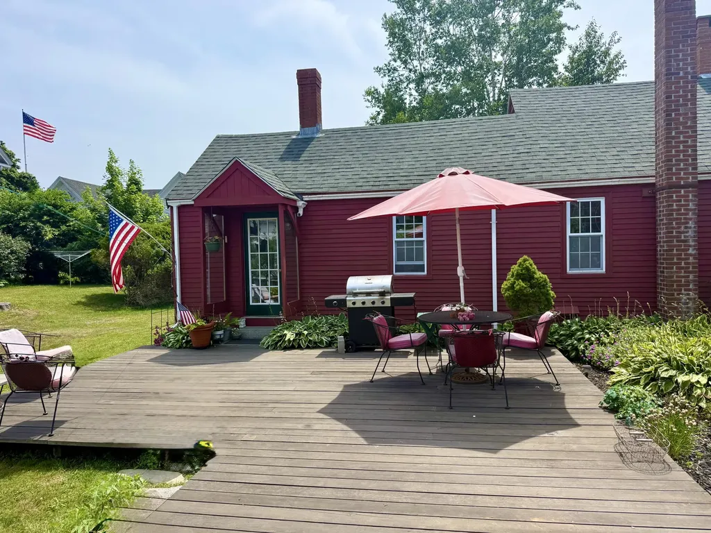 5 Chestnut Street Vinalhaven ME 04863