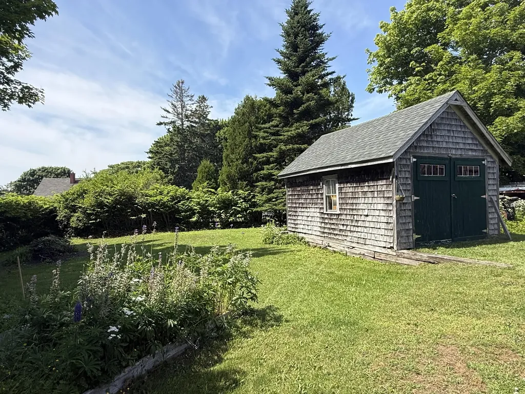 5 Chestnut Street Vinalhaven ME 04863