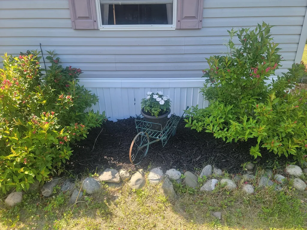 51 Lorna Lane Glenburn ME 04401