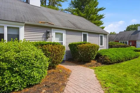 6 Colonial Way Auburn ME 04210