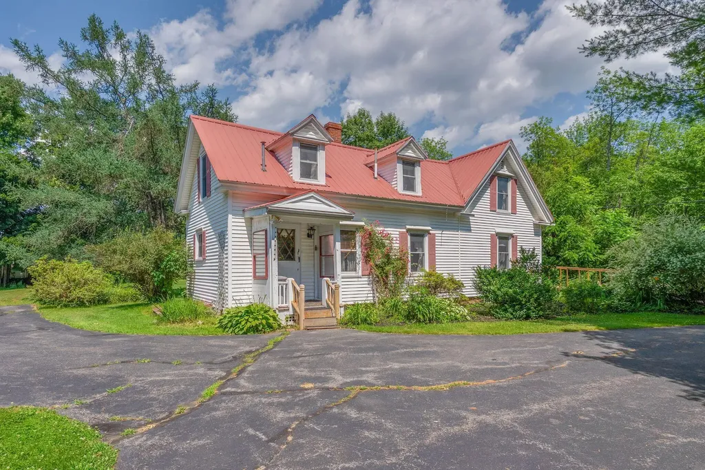 13 Smithtown Road Pittston ME 04345