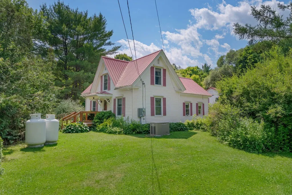 13 Smithtown Road Pittston ME 04345