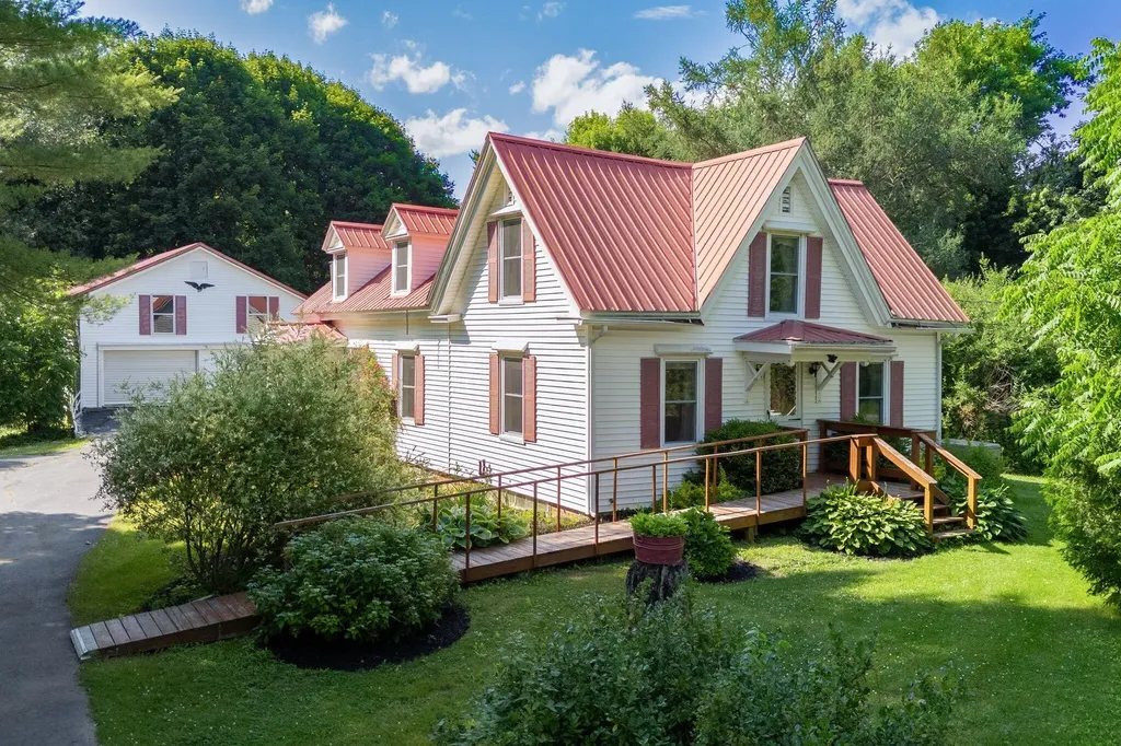 13 Smithtown Road Pittston ME 04345