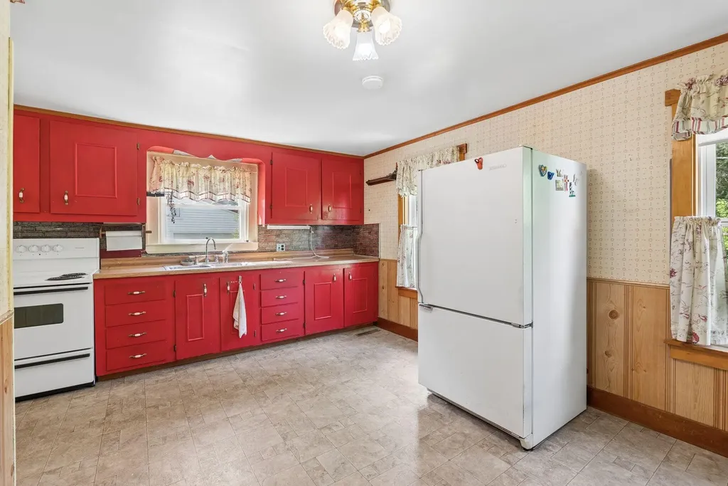 13 Smithtown Road Pittston ME 04345